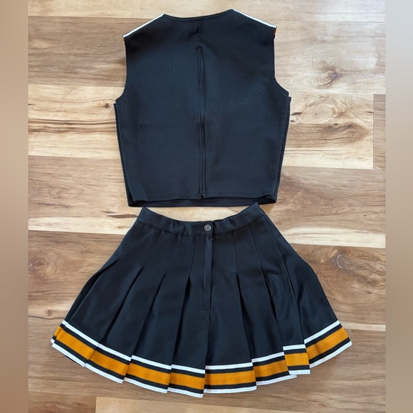 Cheerleader uniform. Great for costume - Picture 4 of 8